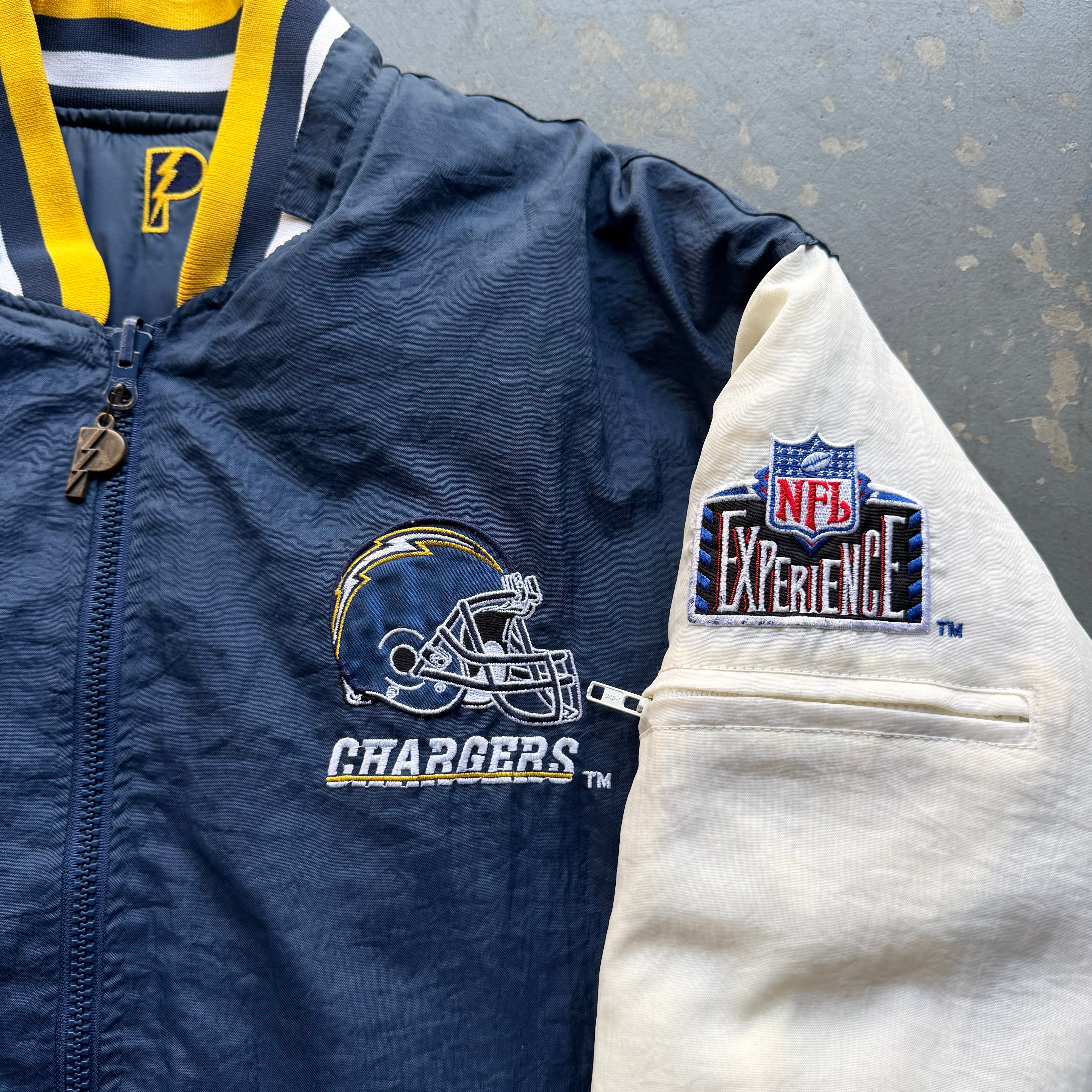 90’S CHARGERS REVERSIBLE PRO PLAYER PUFFER JACKET (XL)