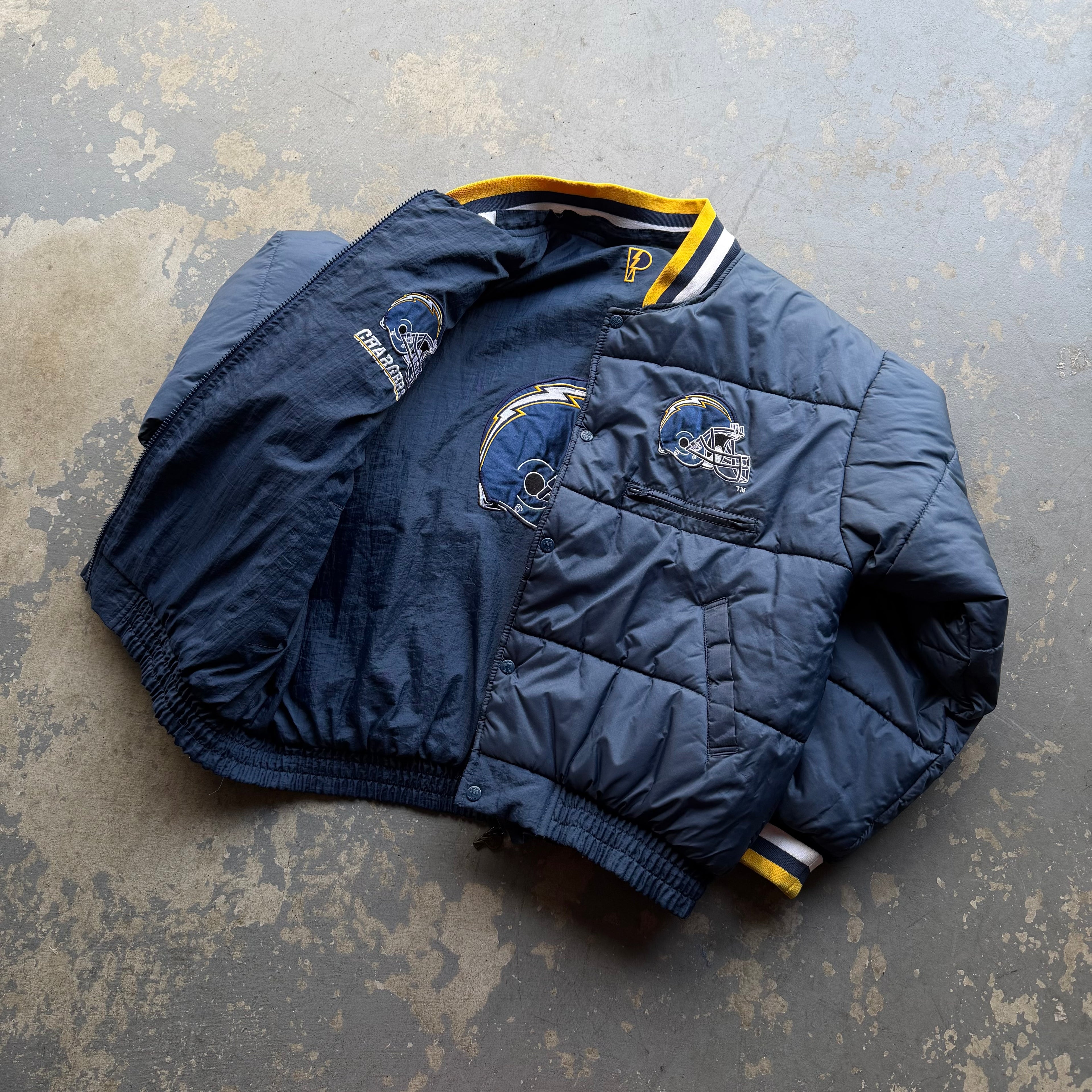 90’S CHARGERS REVERSIBLE PRO PLAYER PUFFER JACKET (XL)