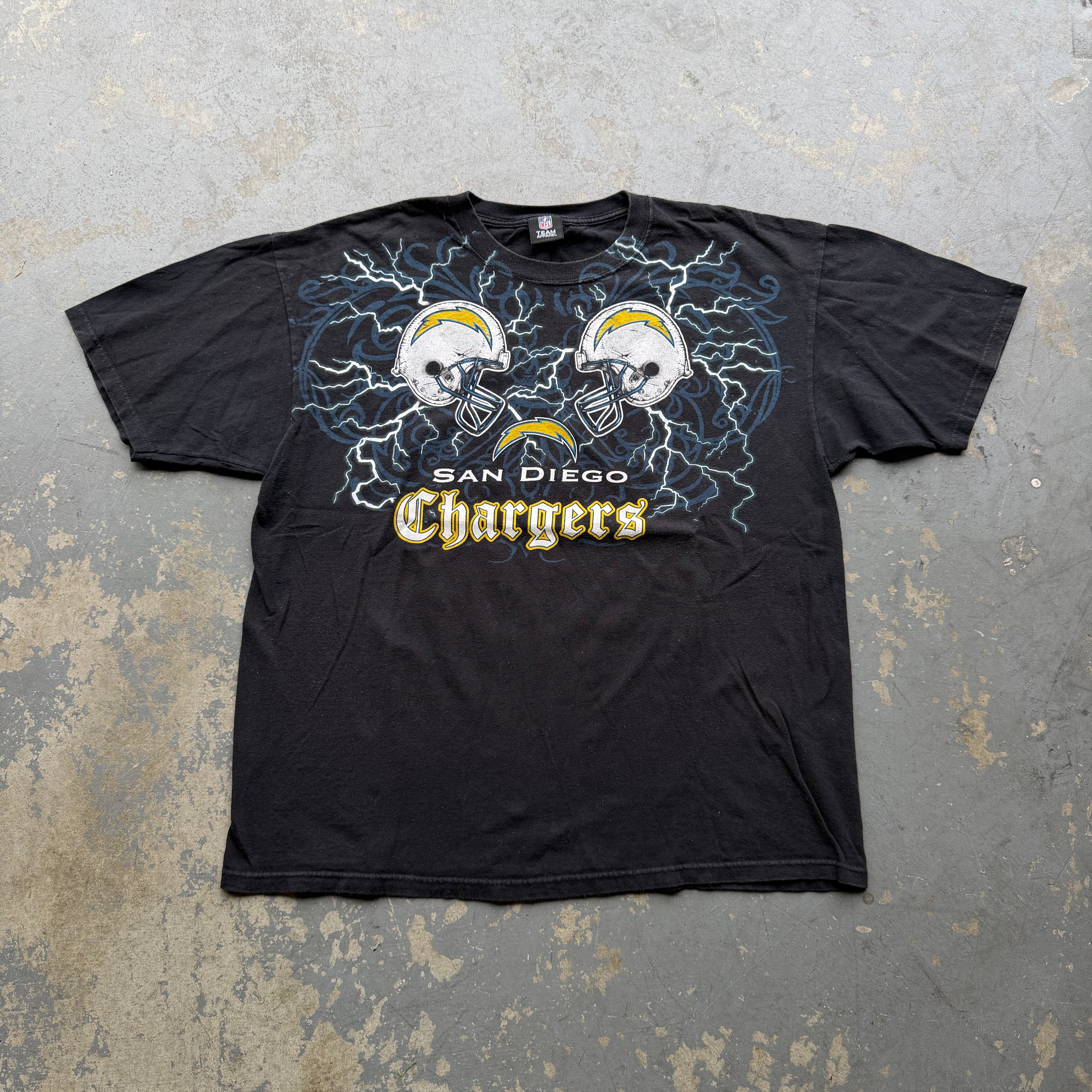 00'S CHARGERS Y2K HELMET LIGHTNING T-SHIRT (XL)