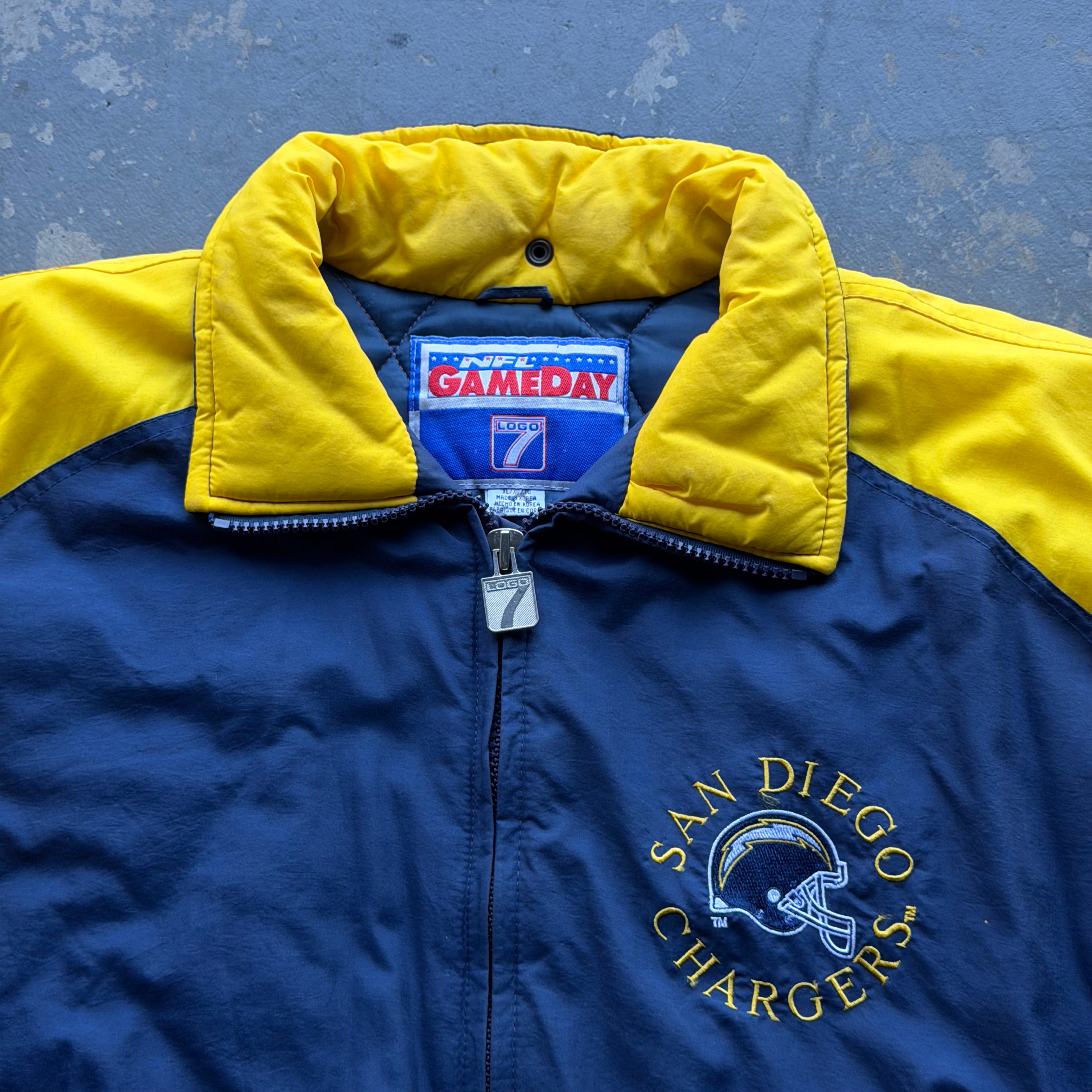 90’S GAMEDAY LOGO 7 CHARGERS HELMET PUFFER JACKET (XL)
