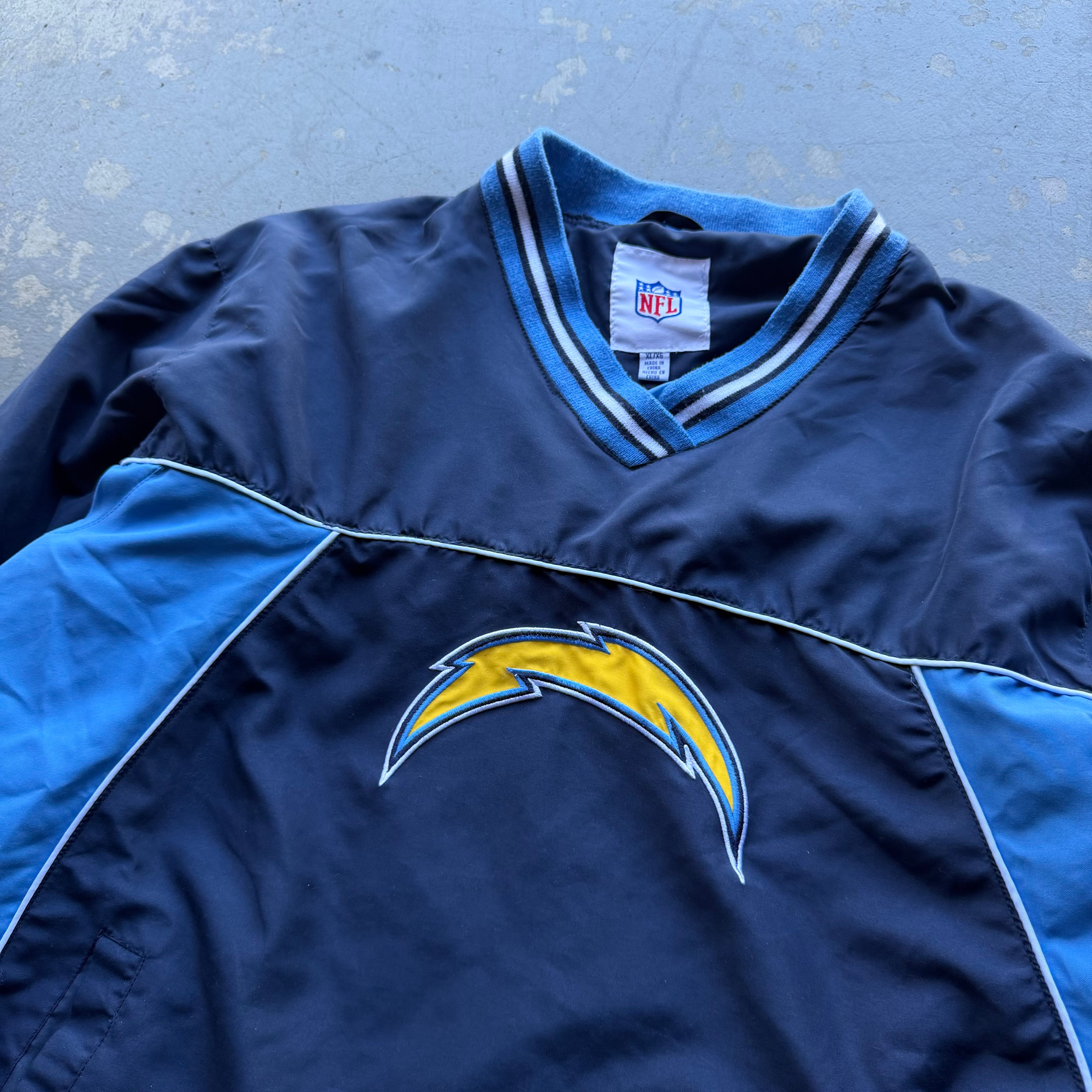 00'S CHARGERS TWO TONE NFL PULLOVER WINDBREAKER (XL)