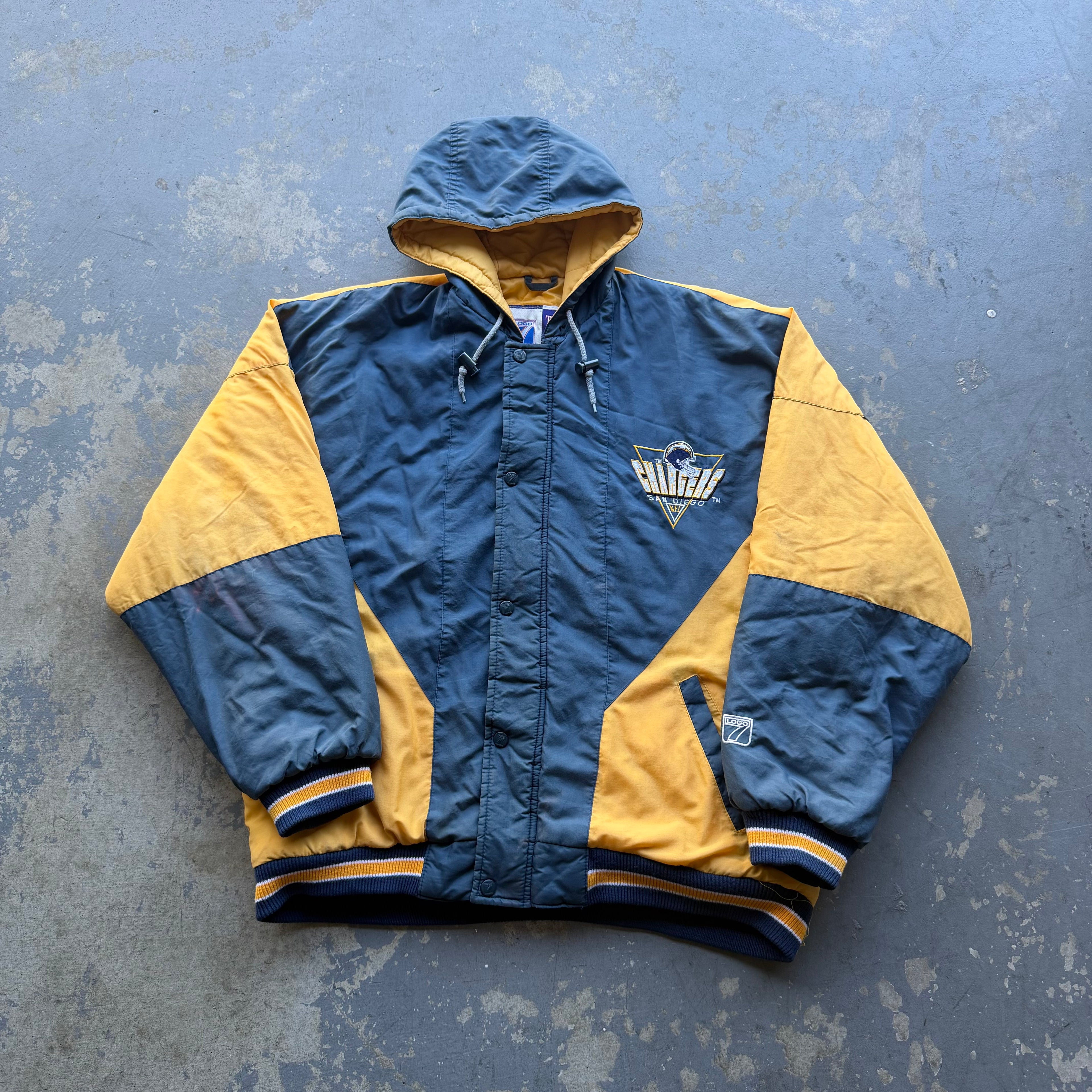 90'S CHARGERS LOGO 7 PUFFER JACKET (M)