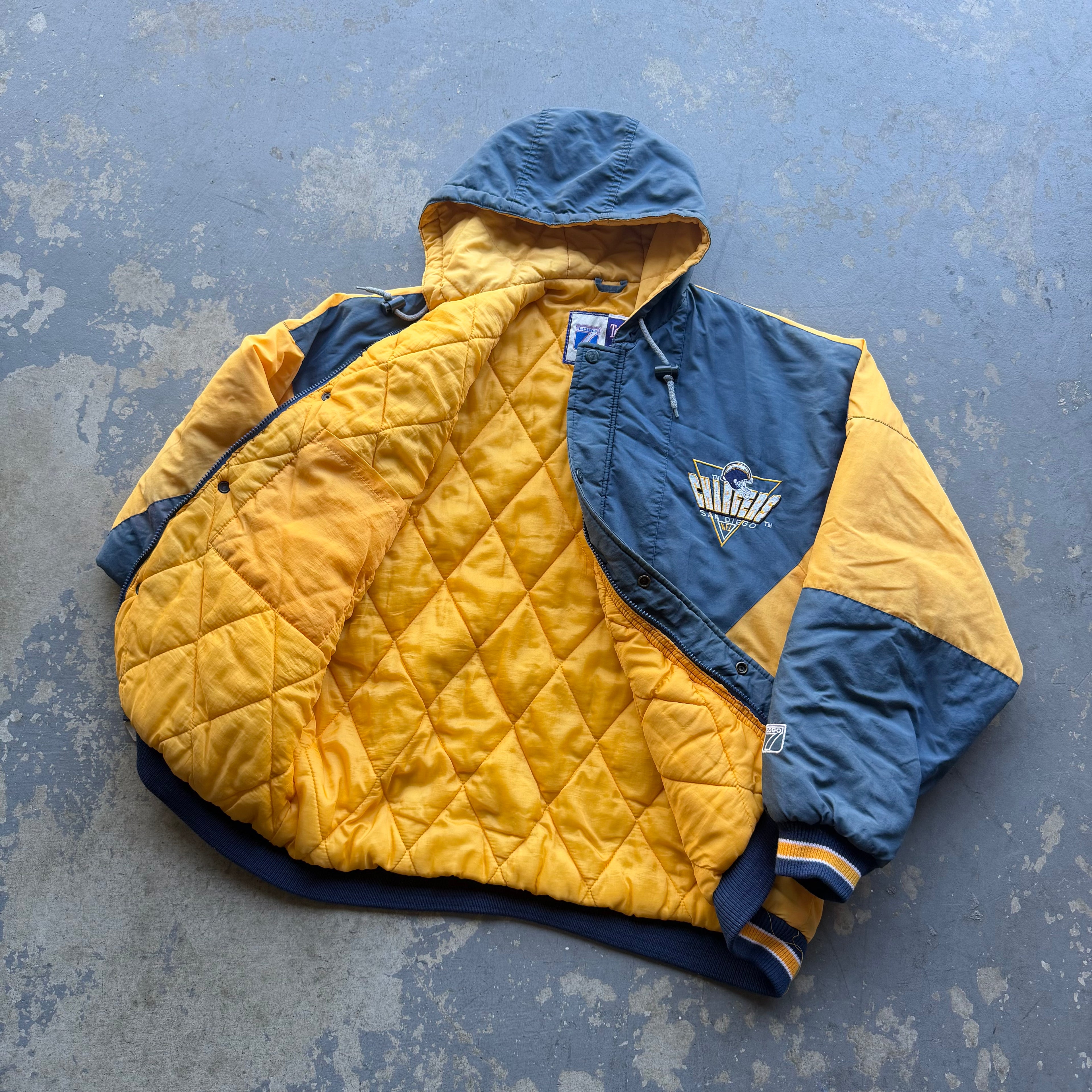90'S CHARGERS LOGO 7 PUFFER JACKET (M)